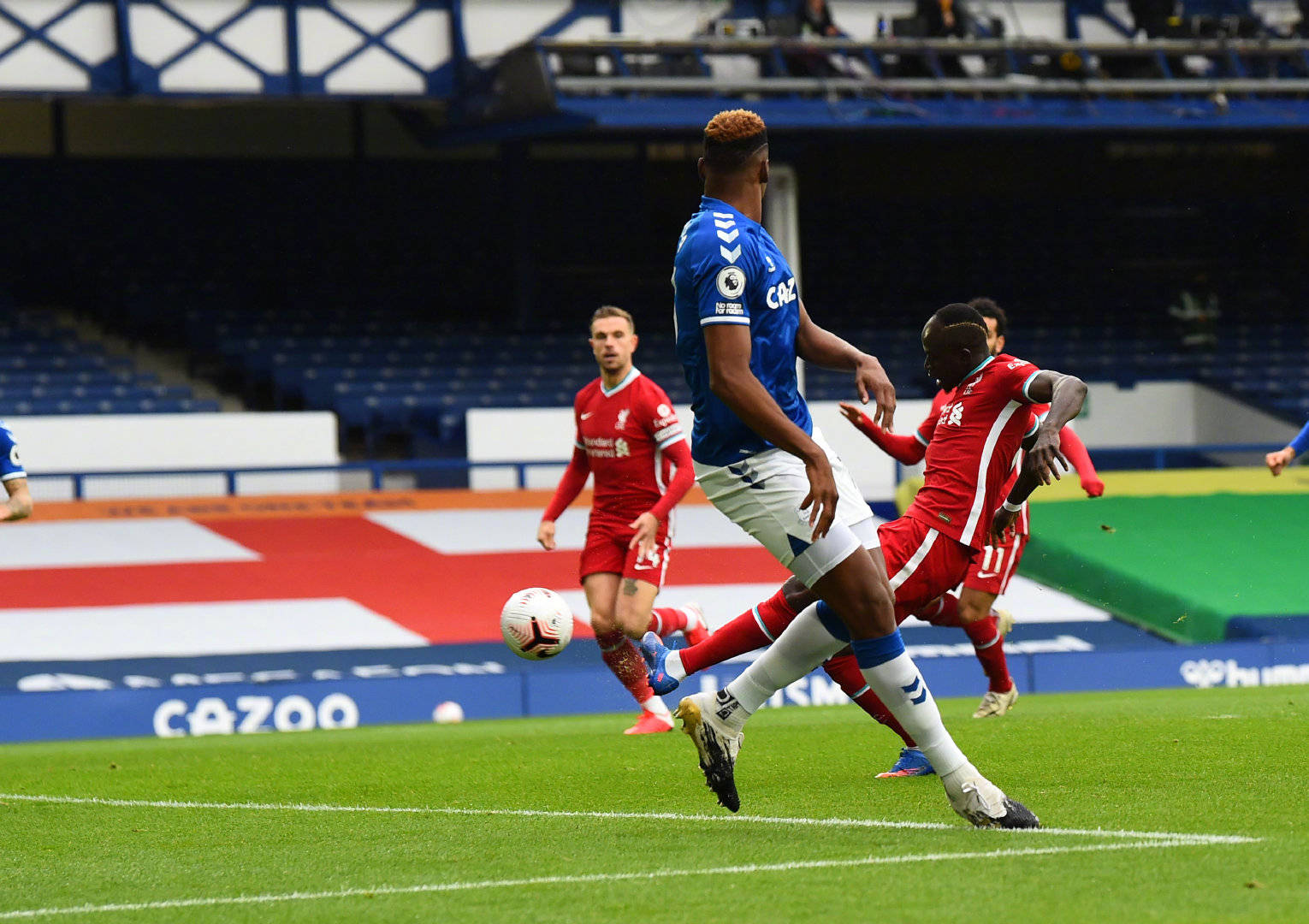 门一脚上欠 门一脚上欠